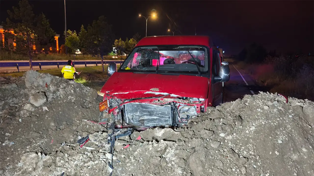 Kütahya’da Minibüs Toprak Yığınına Çarptı, Yaralılar Var5