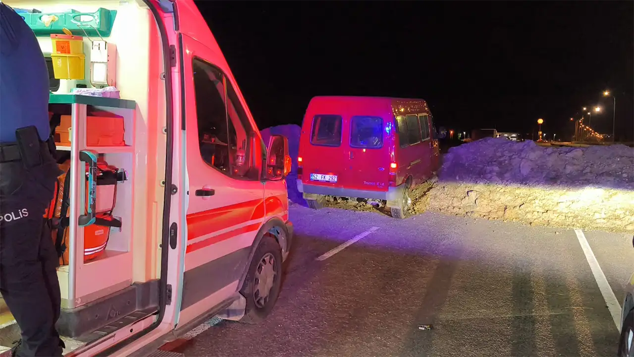 Kütahya’da Minibüs Toprak Yığınına Çarptı, Yaralılar Var6