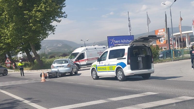 Kütahya'da Motosiklet Otomobile Çarptı 1 Yaralı (1)