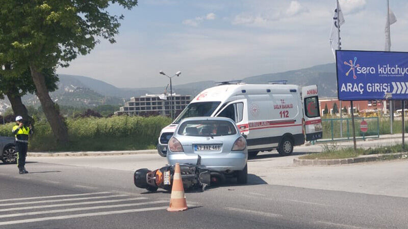 Kütahya'da Motosiklet Otomobile Çarptı 1 Yaralı (2)