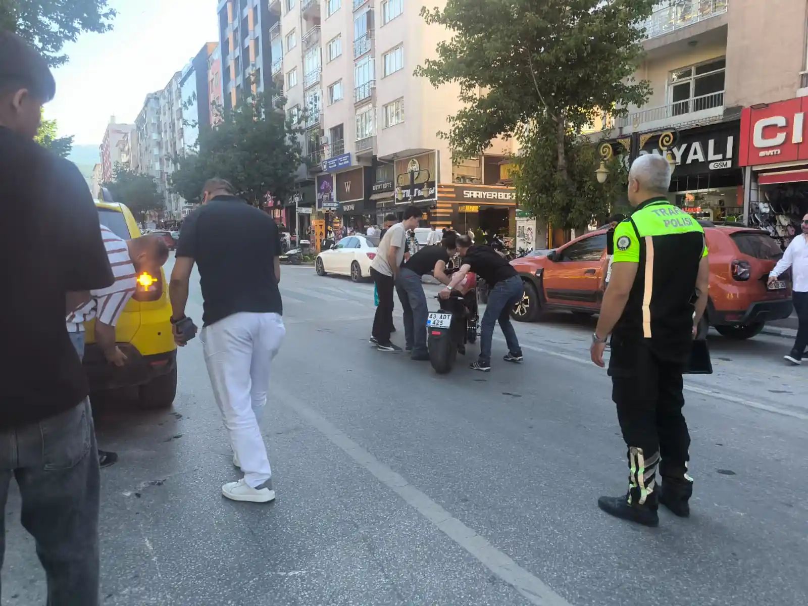Kütahya’da Motosiklet, Ticari Taksiyle Çarpıştı 2