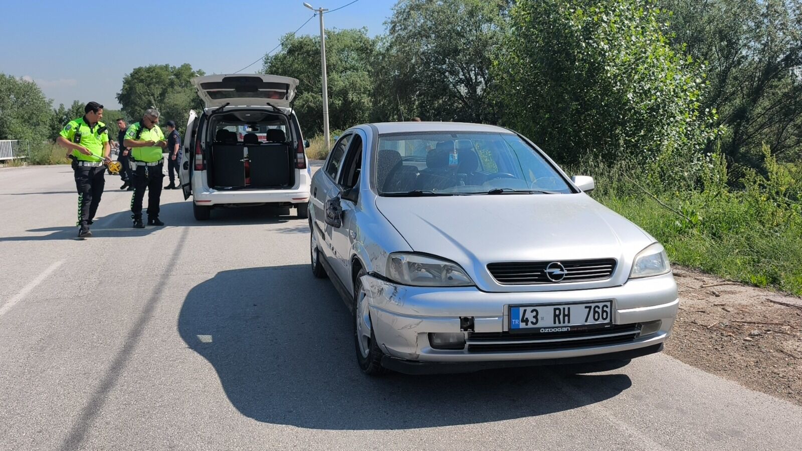 Kütahya’da Otomobil Motosikletle Çarpıştı, Sürücü Ağır Yaralı1