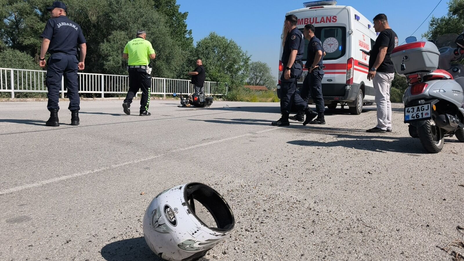 Kütahya’da Otomobil Motosikletle Çarpıştı, Sürücü Ağır Yaralı3