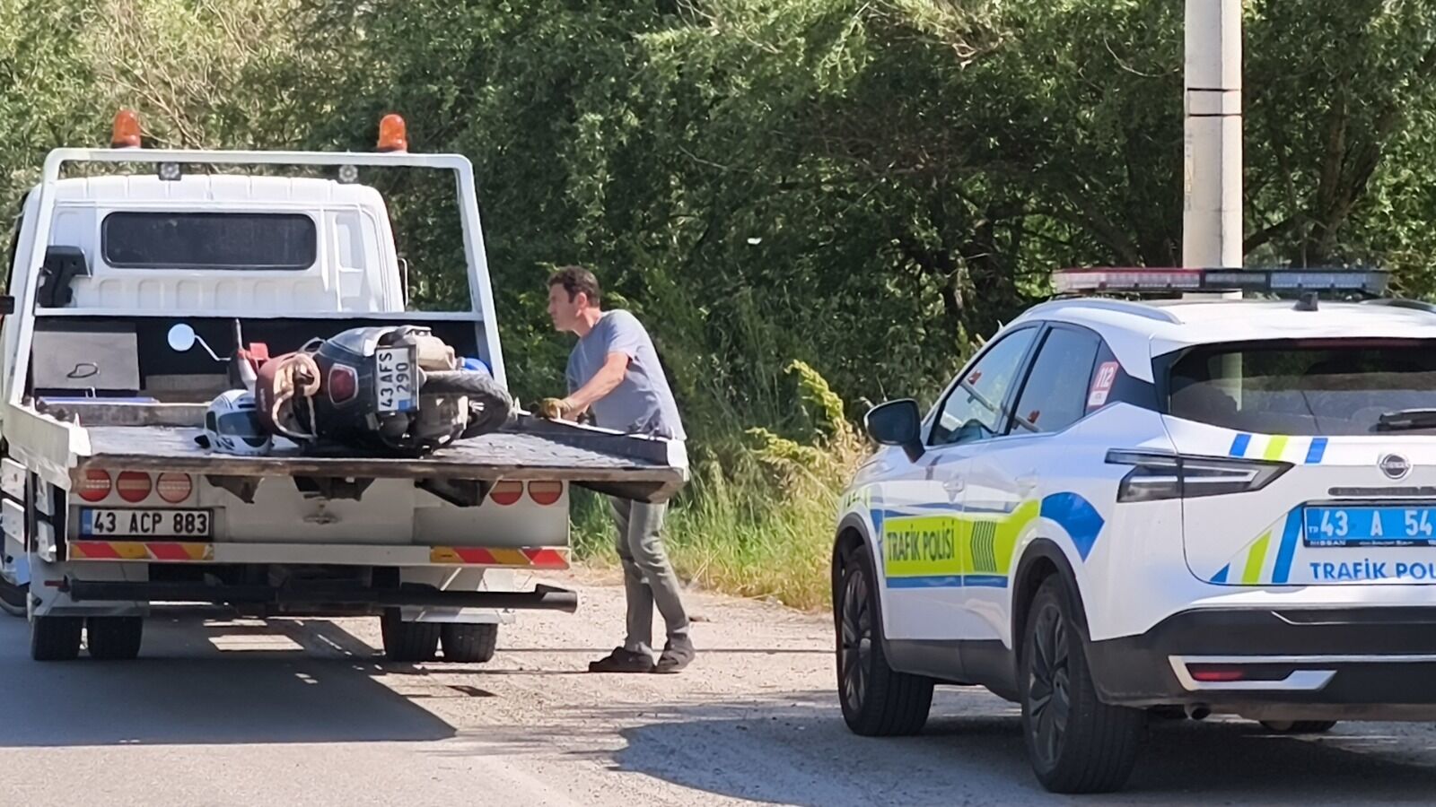 Kütahya’da Otomobil Motosikletle Çarpıştı, Sürücü Ağır Yaralı4
