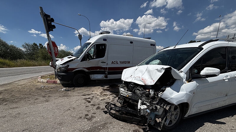 Kütahya’da Özel Ambulans Ile Hafif Ticari Araç Çarpıştı 7 Yaralı (1)