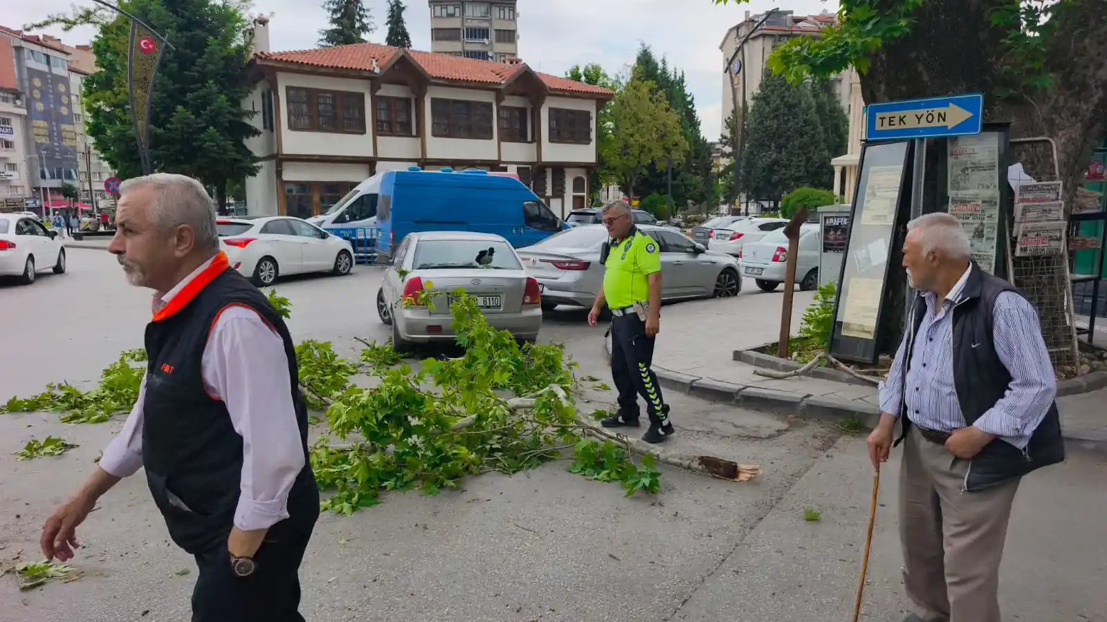 Kütahya’da Park Halindeki Otomobile Ağaç Parçası Düştü