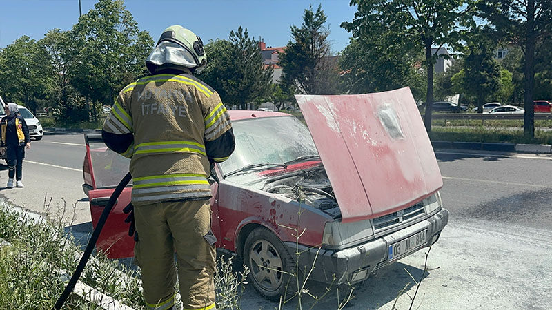 Kütahya’da Seyir Halindeki Otomobilde Yangın Çıktı (1)