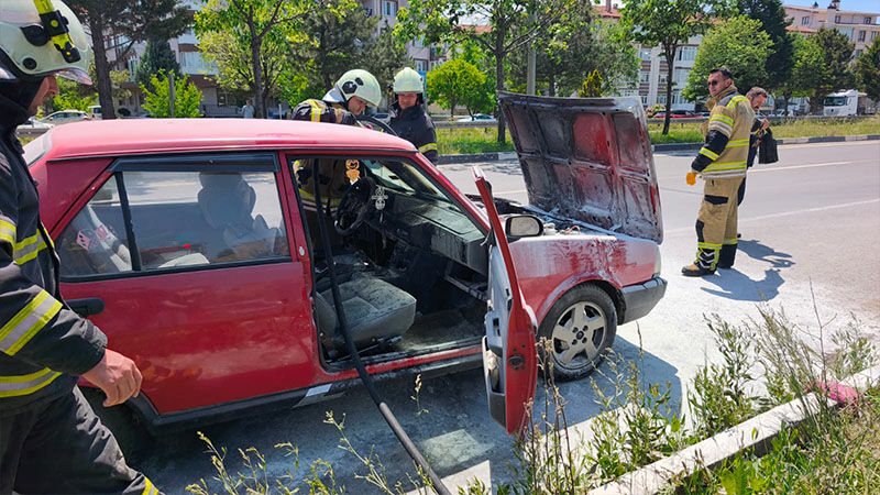 Kütahya’da Seyir Halindeki Otomobilde Yangın Çıktı (2)