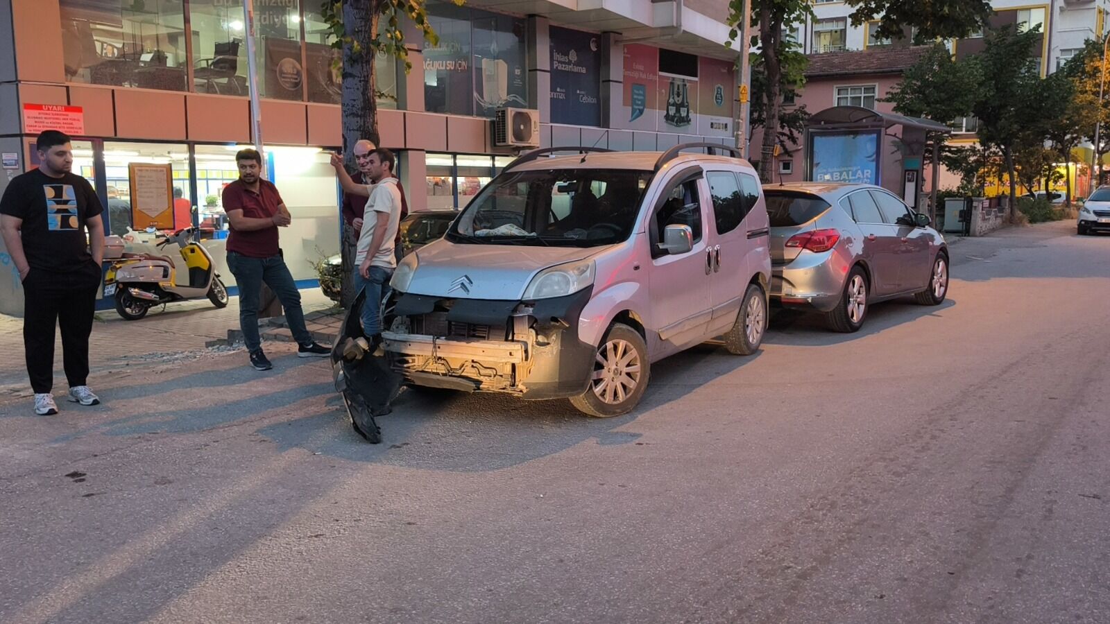 Kütahya’da Üç Araçlı Zincirleme Trafik Kazası, Yaralılar Var2