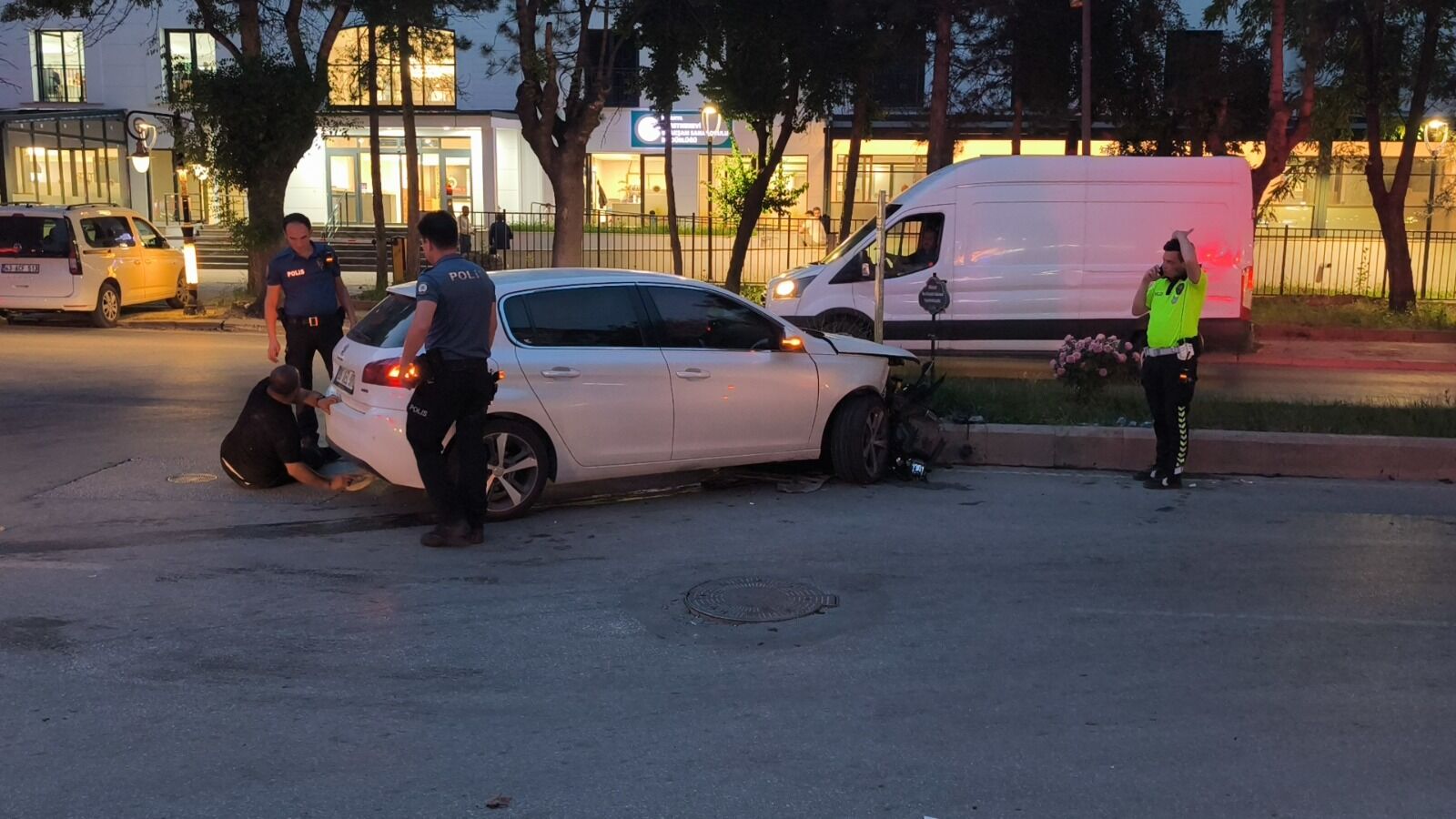 Kütahya’da Üç Araçlı Zincirleme Trafik Kazası, Yaralılar Var4