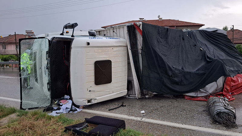 Manisa'da 3 Aracın Karıştığı Katliam Gibi Kaza 2 Ölü, 4 Yaralı (5)