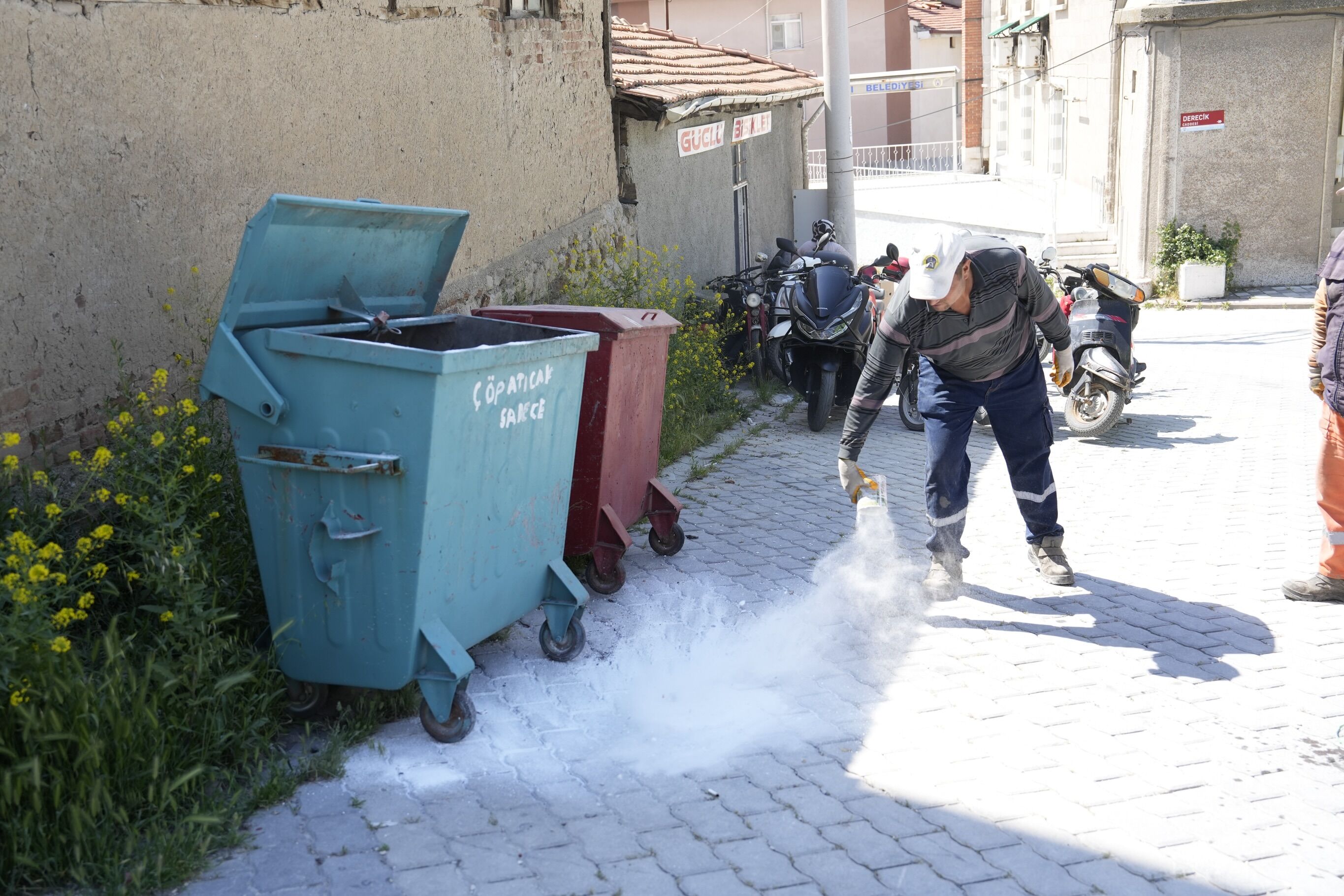 Tavşanlıda Konteynerler Yıkanıp Dezenfekte Oluyor3