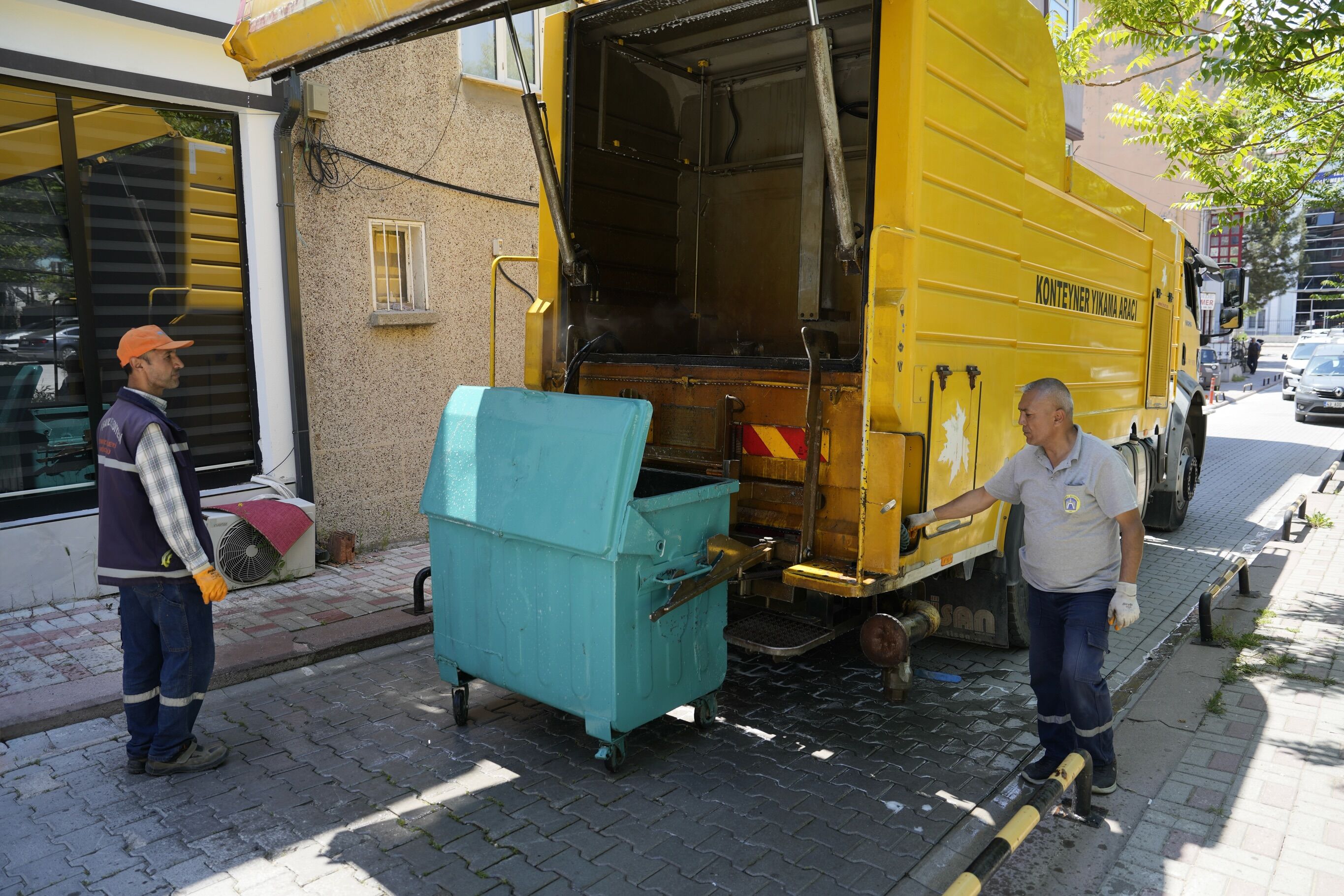 Tavşanlıda Konteynerler Yıkanıp Dezenfekte Oluyor5