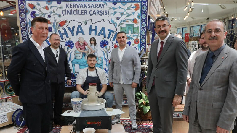 Vali Işın Ve Bakan Yardımcısı Çelik'ten Çiniciler Çarşısı Ziyareti (1)
