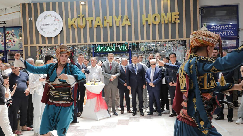 Vali Işın Ve Bakan Yardımcısı Çelik'ten Çiniciler Çarşısı Ziyareti (2)