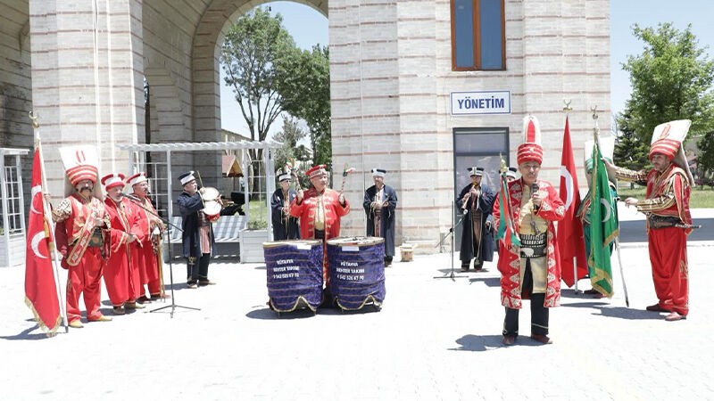 Vali Işın Ve Bakan Yardımcısı Çelik'ten Çiniciler Çarşısı Ziyareti (3)