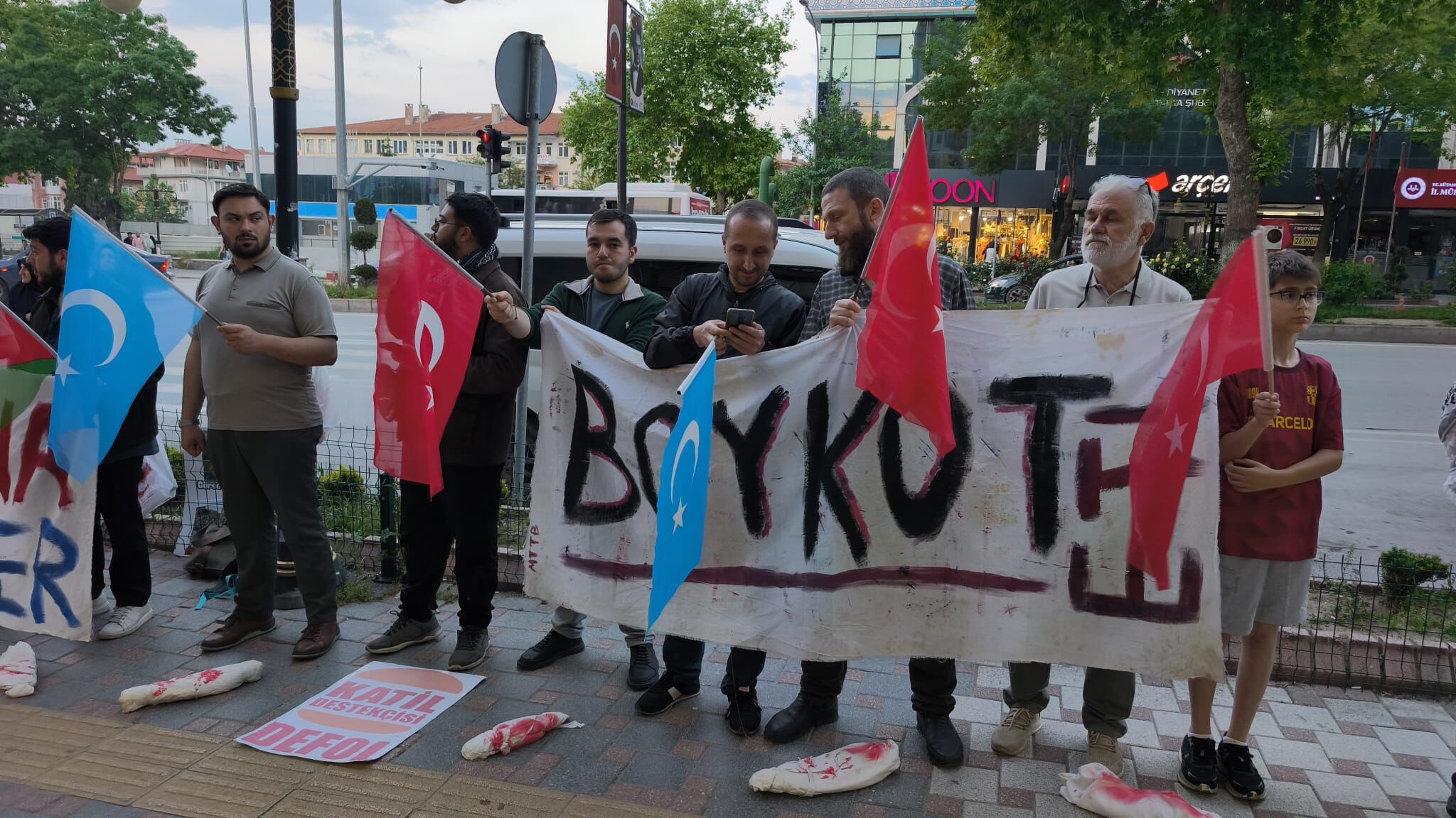 Kütahya’da yaklaşık 6 ay önce başlayan “Burger King’i boykot” eyleminde 24. hafta geride kaldı. Her pazar günü şehir merkezindeki Burger King şubesi önünde bir araya gelen vatandaşlar, İsrail’e destek veren firmayı protesto etti. “Vicdanına ses ver”, “N