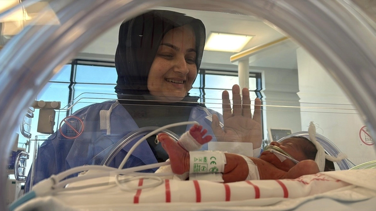 Anne Karnındaki Müdahale Ayrık Omurgalı Bebeğin Sağlıklı Doğmasını Sağladı