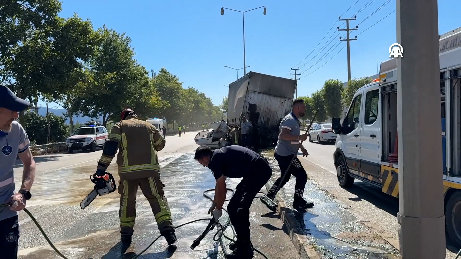 Bursa’da Kamyon Iki Araca Çarptı 3 Yaralı (3)