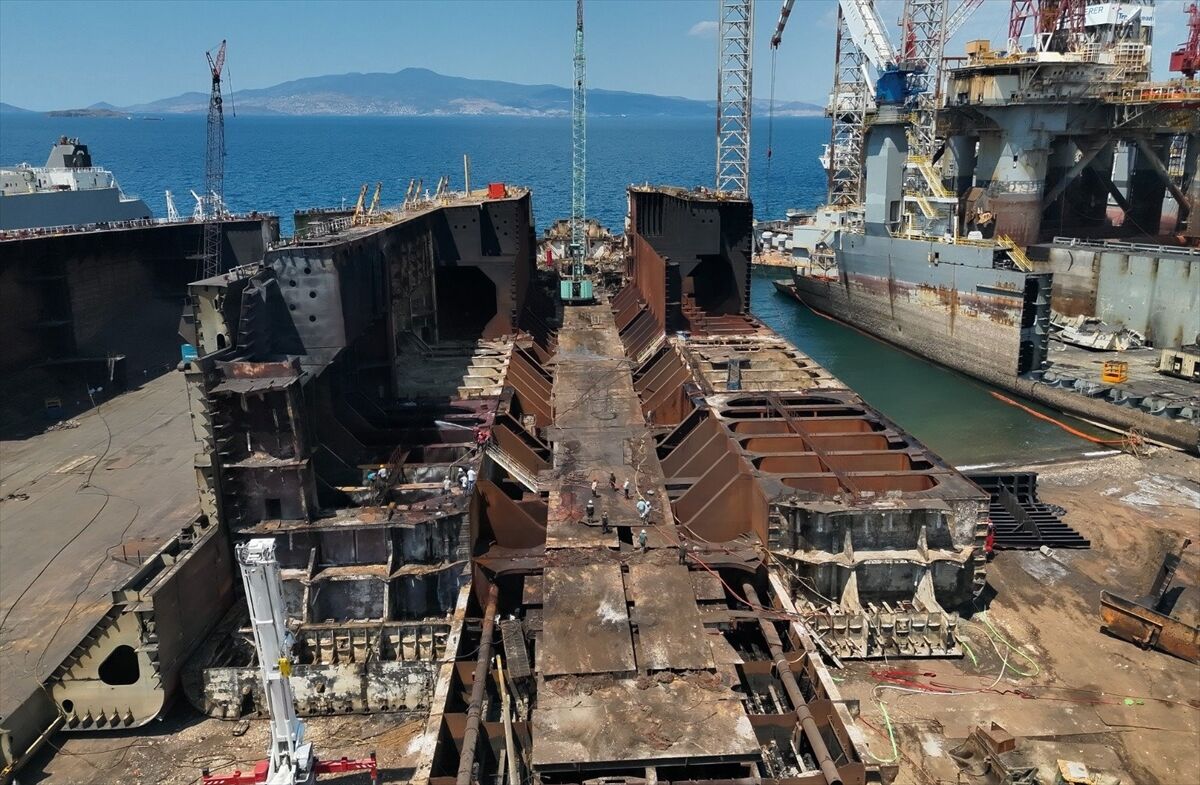 İzmir'de Tanker Gemisinde Yangın! Ekipler Seferber Oldu (1)