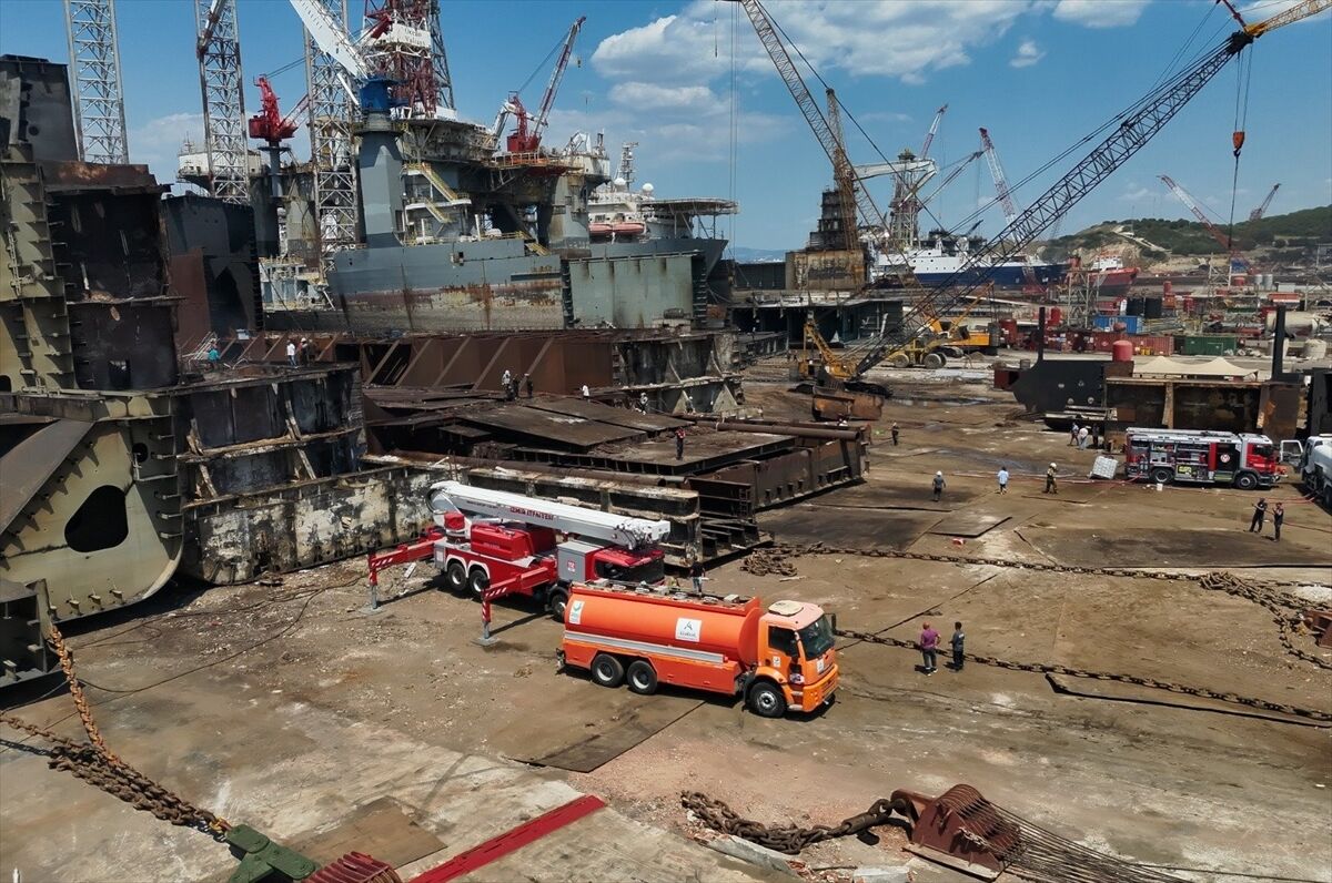 İzmir'de Tanker Gemisinde Yangın! Ekipler Seferber Oldu (2)-1