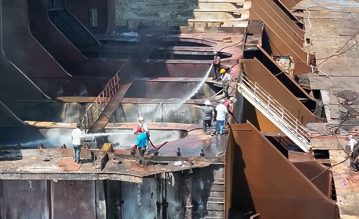 İzmir'de Tanker Gemisinde Yangın! Ekipler Seferber Oldu (2)