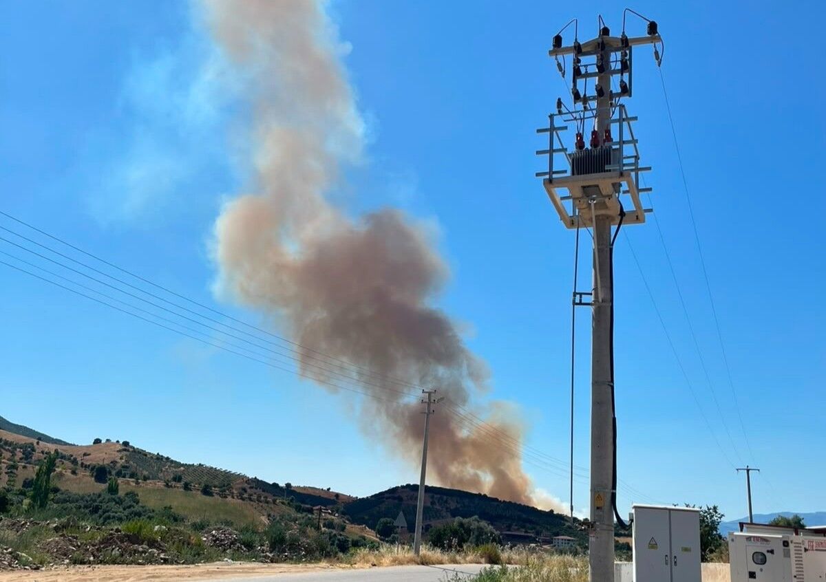 İzmir'de Tarım Arazisindeki Yangın Kontrol Altına Alındı (2)