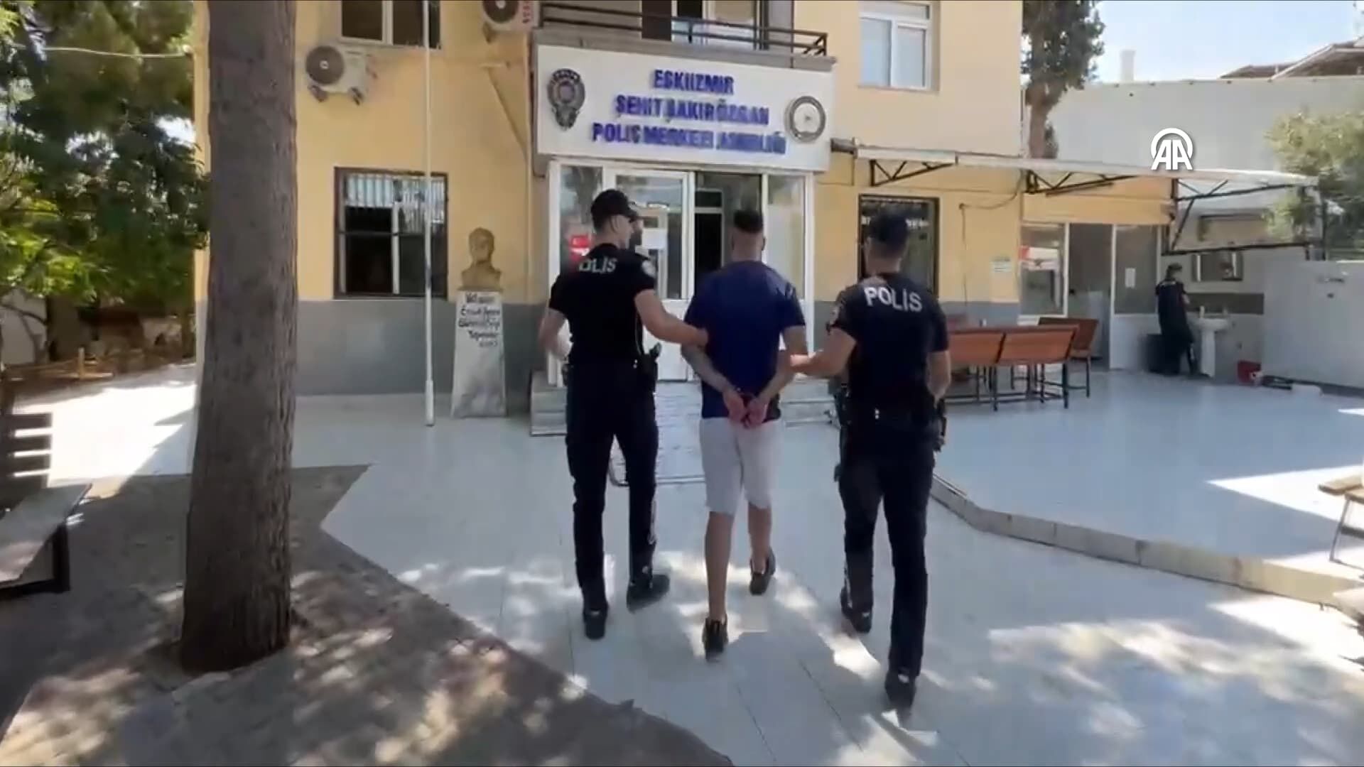 İzmir'in Karabağlar Ilçesinde Kasten Öldürme Suçundan Hakkında 17 Yıl 6 Ay Kesinleşmiş Hapis Cezası Bulunan Ve Aranan Hükümlü, Devriye Görevi Yapan Motosikletli Polisler Tarafından Yakalandı (2)