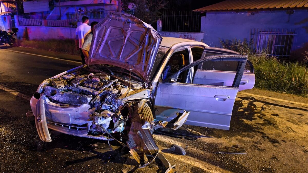 Komşu Ilde Iki Otomobil Çarpıştı Araç Alev Aldı, 4 Yaralı (1)