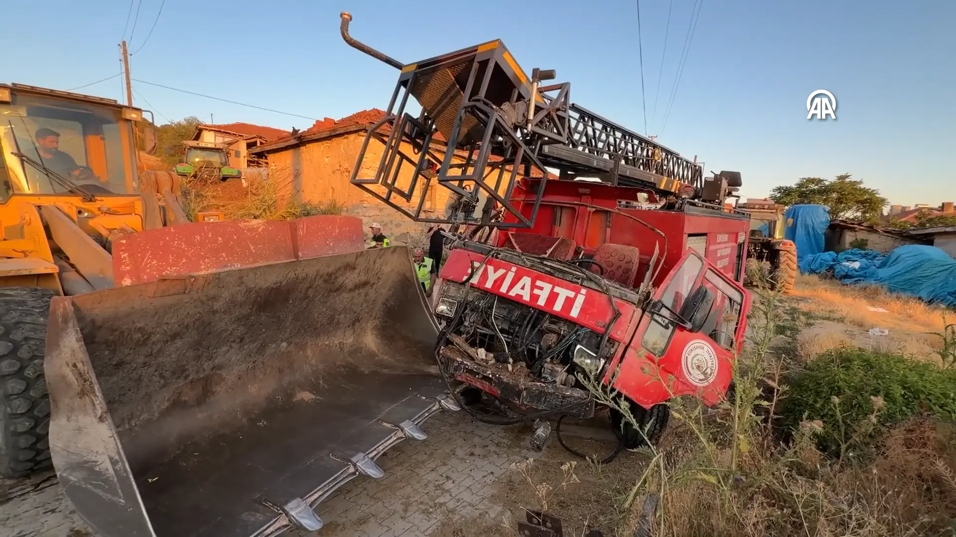 Komşu Ilde Itfaiye Aracı Evin Duvarına Çarptı 3 Yaralı (3)