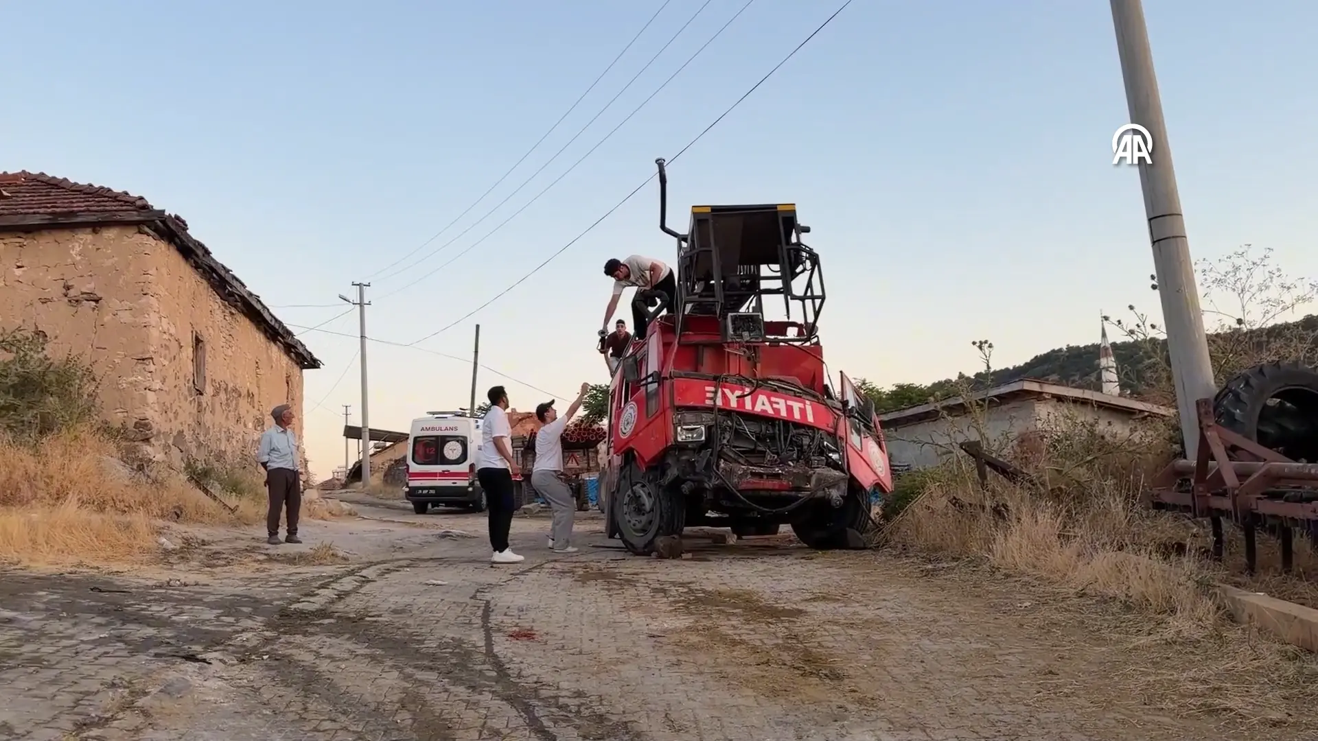 Komşu Ilde Itfaiye Aracı Evin Duvarına Çarptı 3 Yaralı (4)