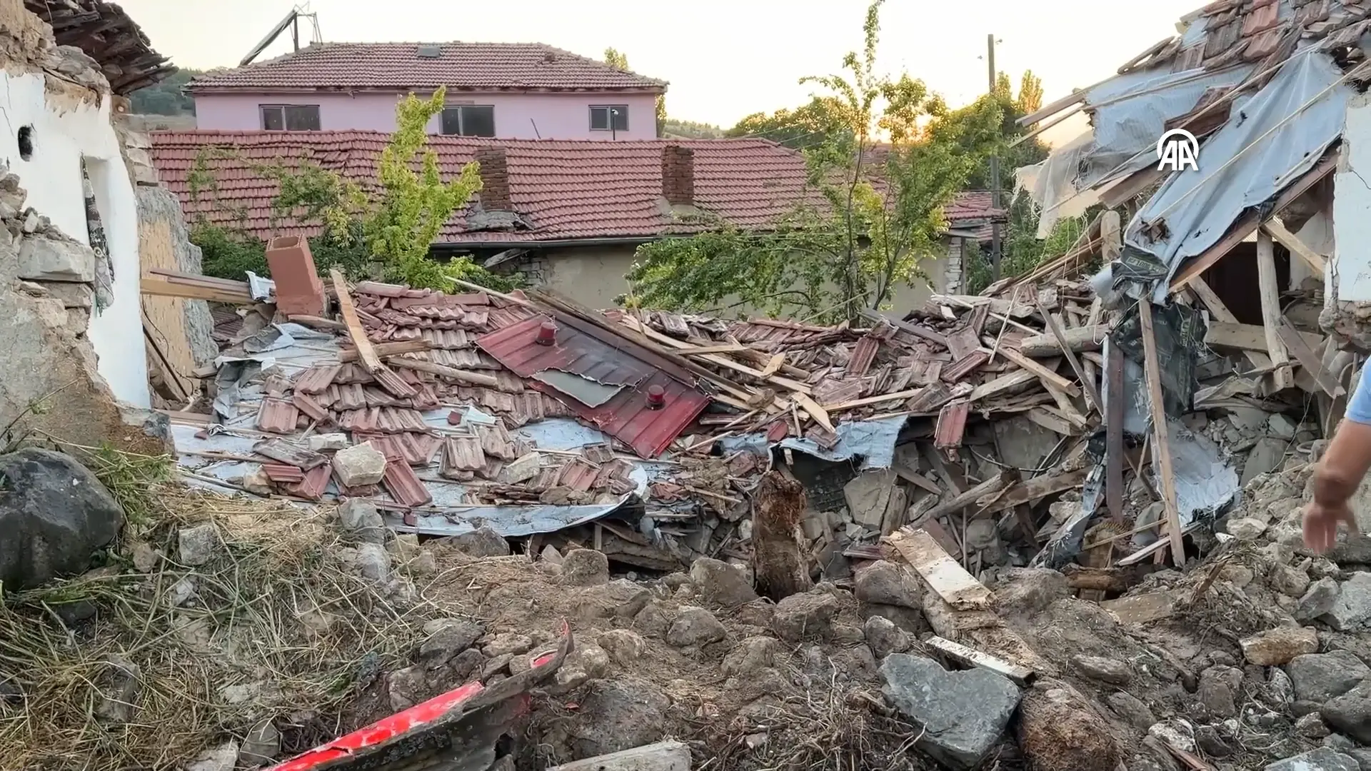 Komşu Ilde Itfaiye Aracı Evin Duvarına Çarptı 3 Yaralı (5)