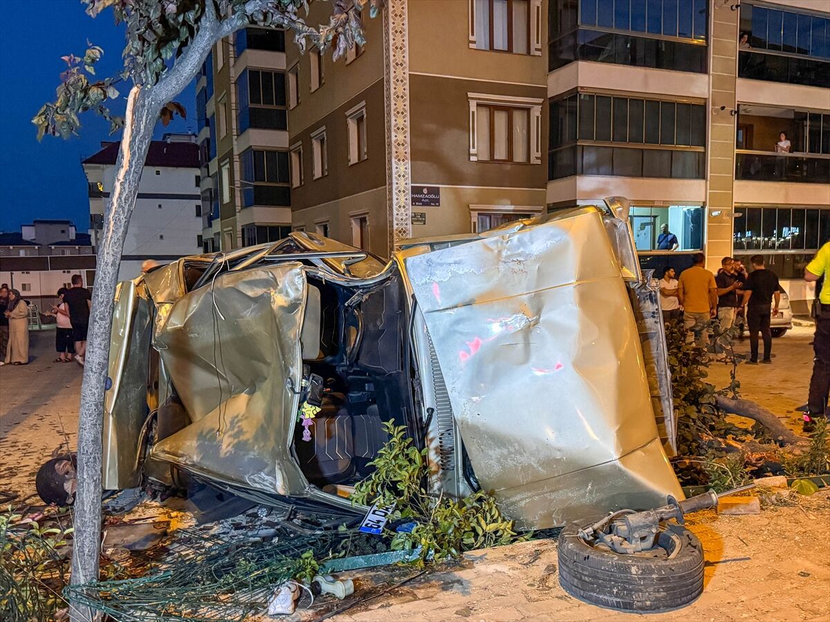 Komşu Şehirde Otomobil Yayalara Çarptı (4)