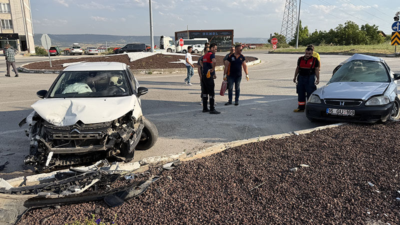 Kütahya Da Iki Otomobil Çarpıştı Sürücüler Yaralı (3)