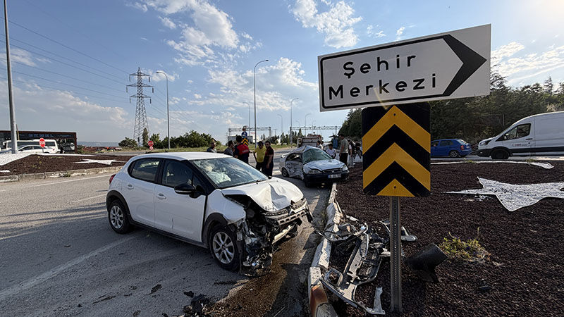Kütahya Da Iki Otomobil Çarpıştı Sürücüler Yaralı (6)