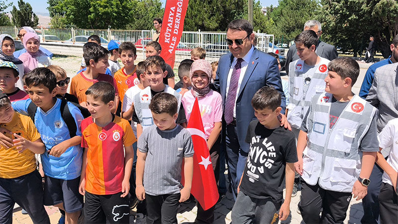 Kütahya Valisi Işın, Çocukların Dondurma Isteğine Kayıtsız Kalmadı (5)