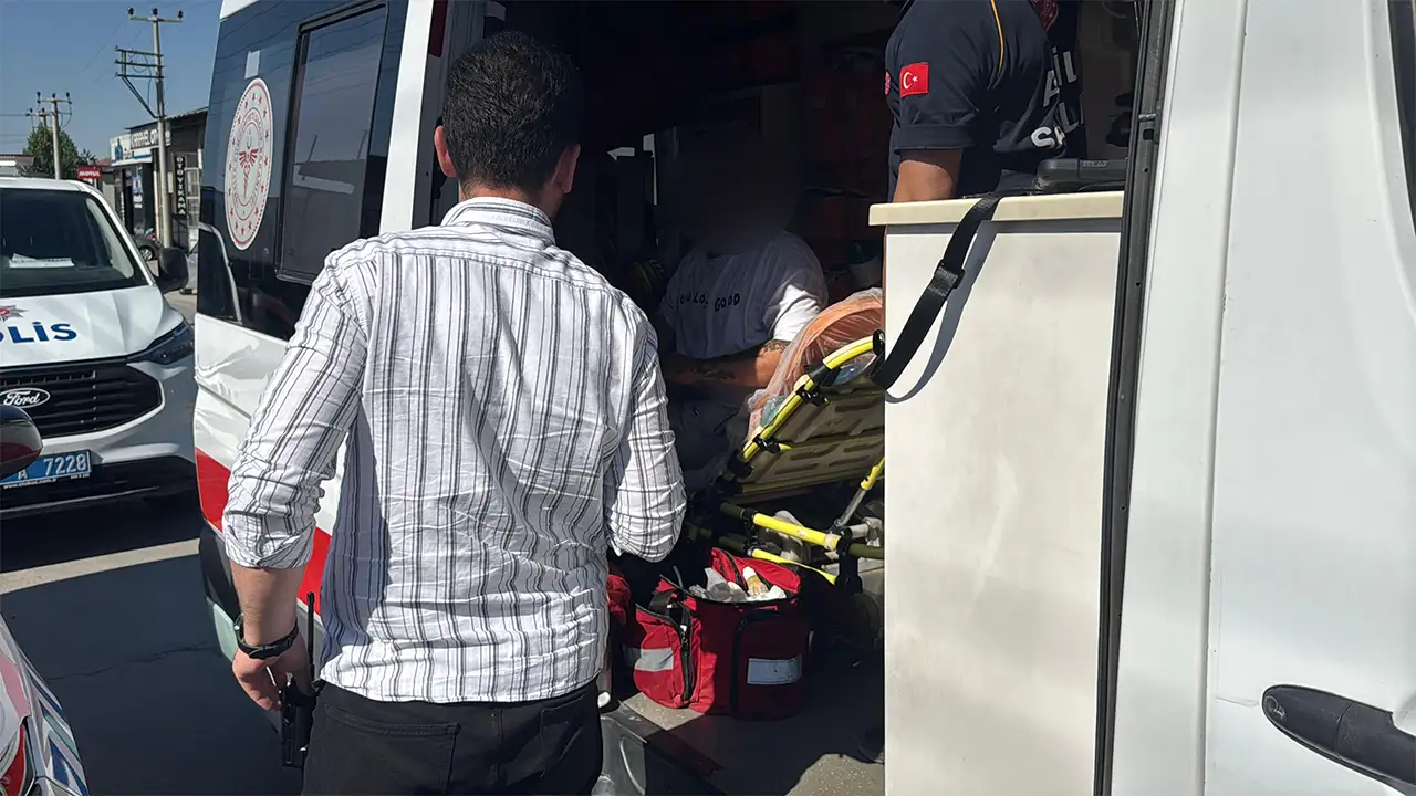 Kütahya'da Bıçaklanan Genç Hastaneye Kaldırıldı2