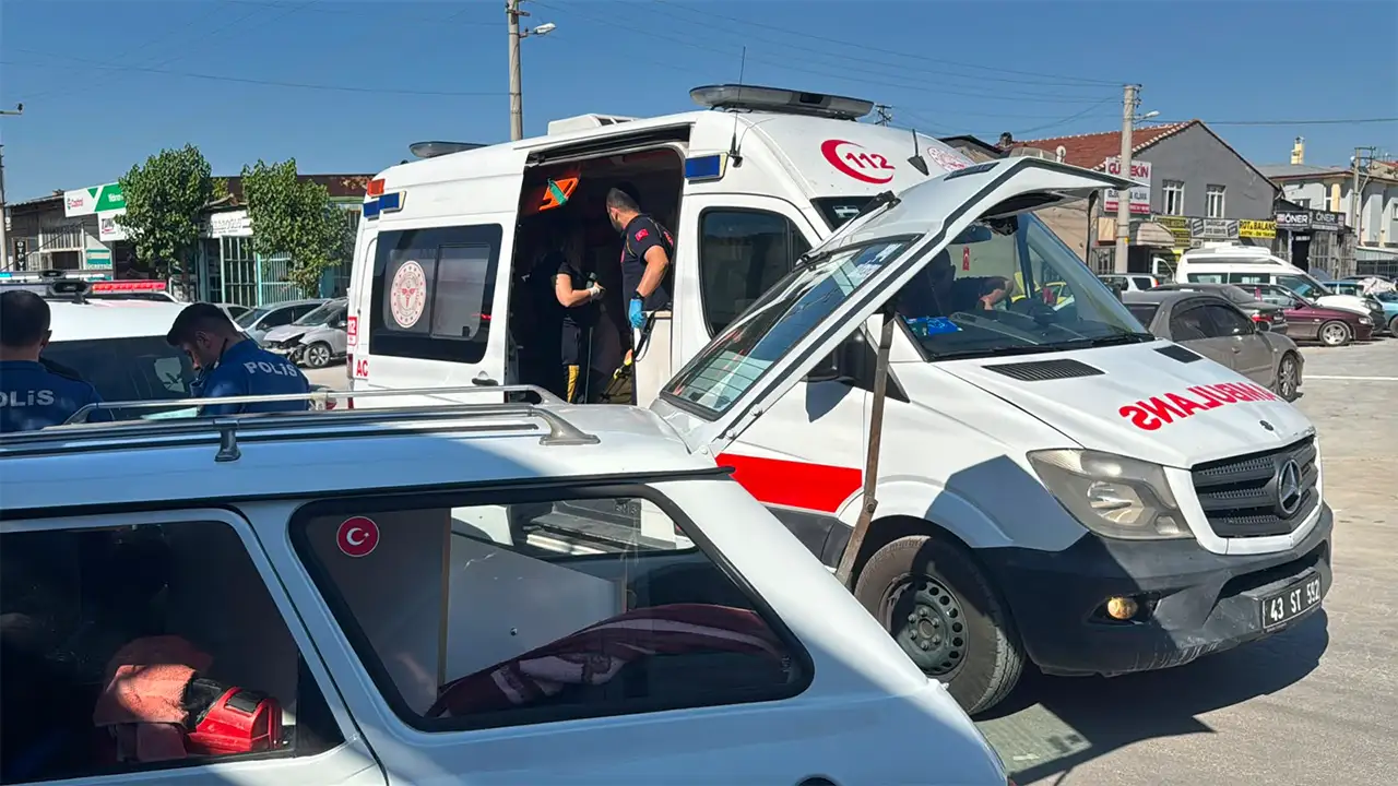Kütahya'da Bıçaklanan Genç Hastaneye Kaldırıldı3