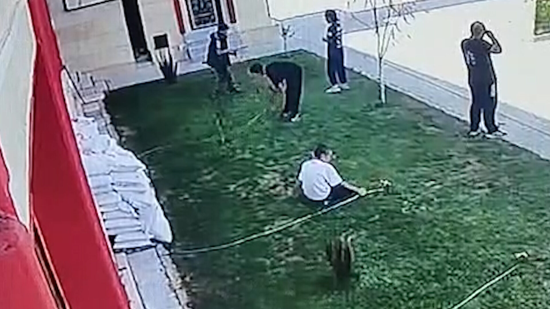Kütahya’da Bir Grup Genç, Caminin Sulama Fıskiyelerini Kırdı (1)-1