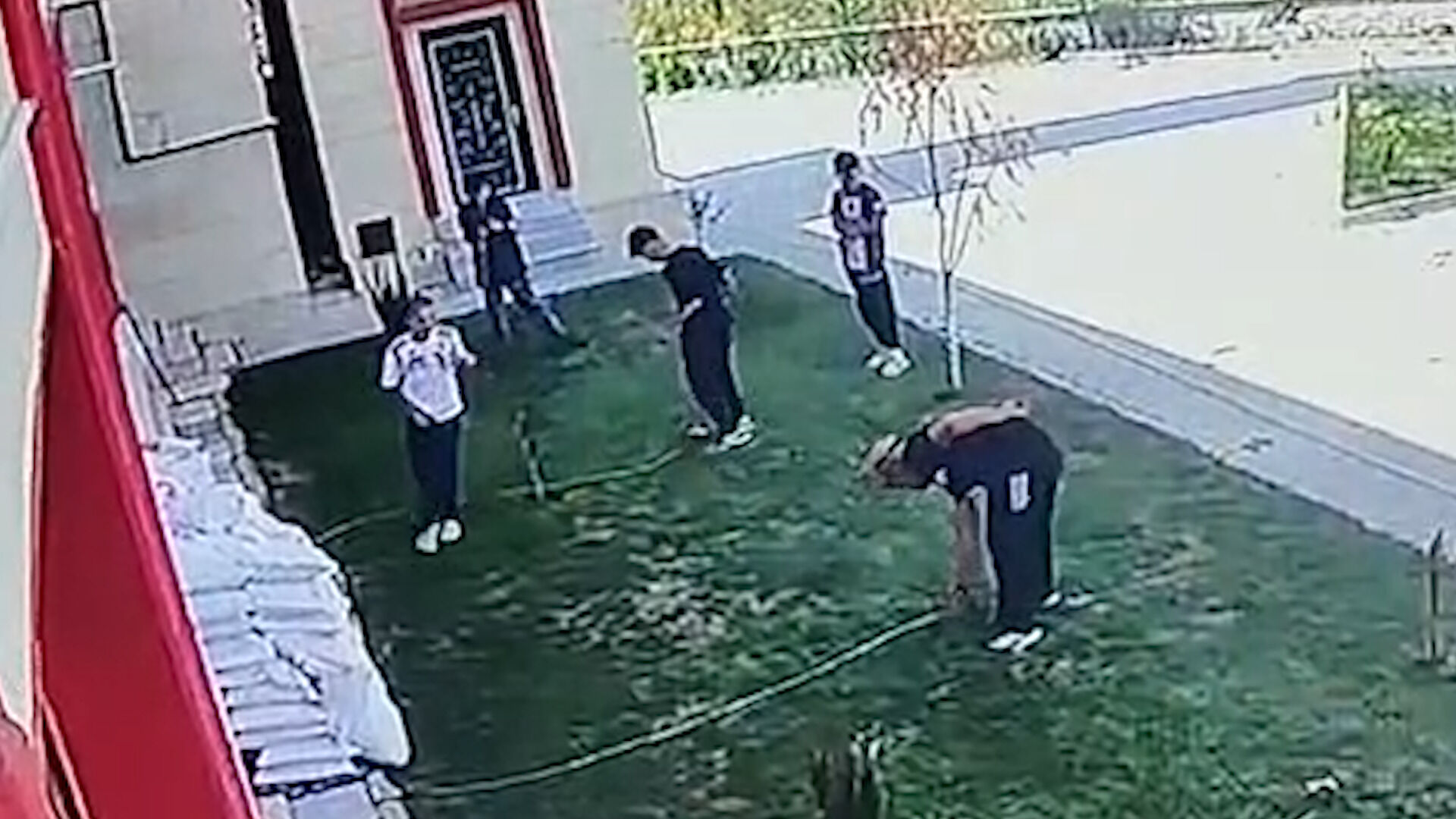 Kütahya’da Bir Grup Genç, Caminin Sulama Fıskiyelerini Kırdı (4)