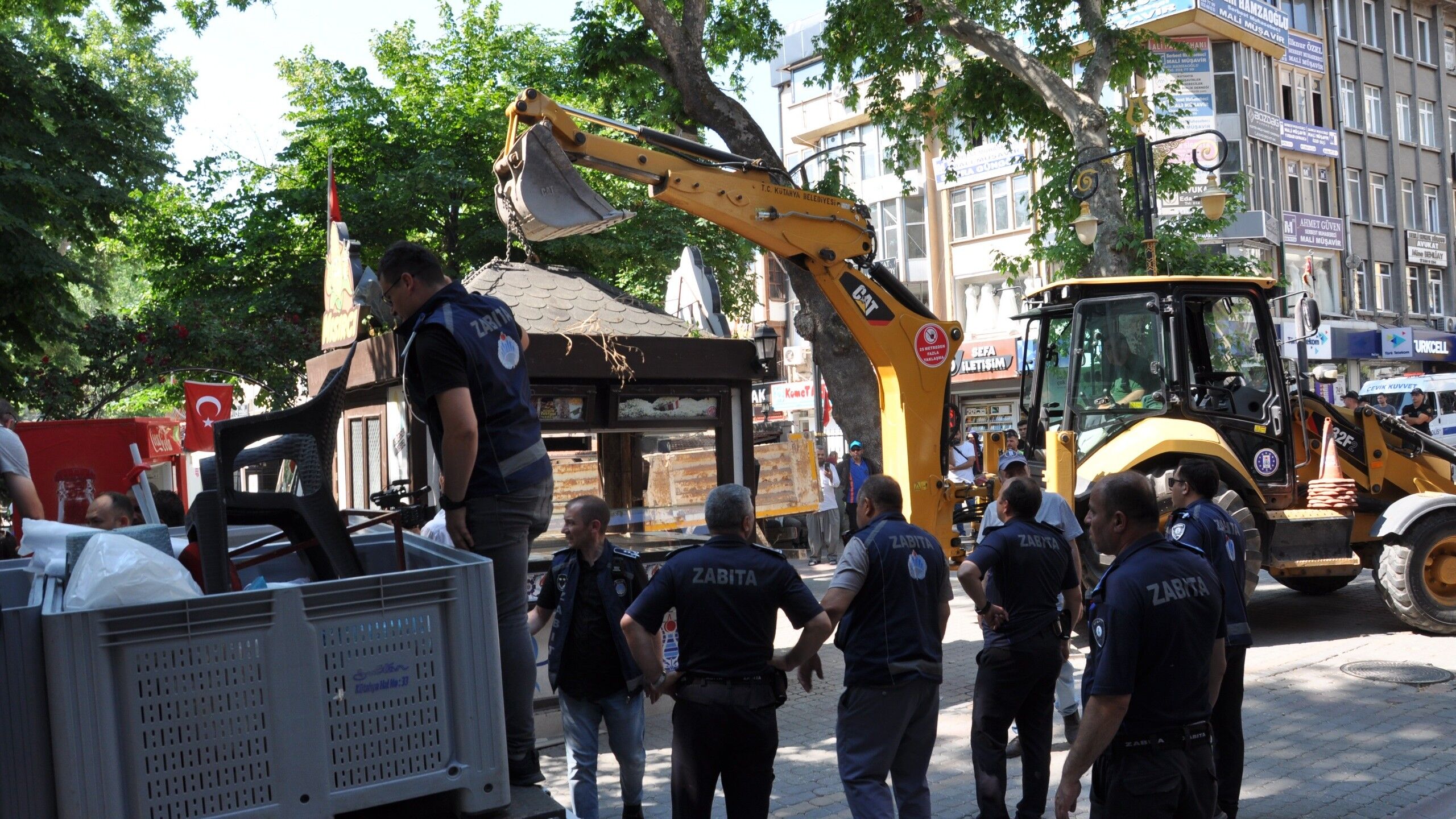 Kütahya’da Büfeye Kendisini Zincirledi, Belediye Ise Açıklama Yaptı (2)