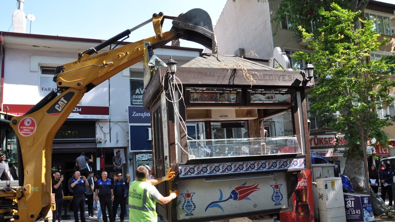 Kütahya’da Büfeye Kendisini Zincirledi, Belediye Ise Açıklama Yaptı (3)