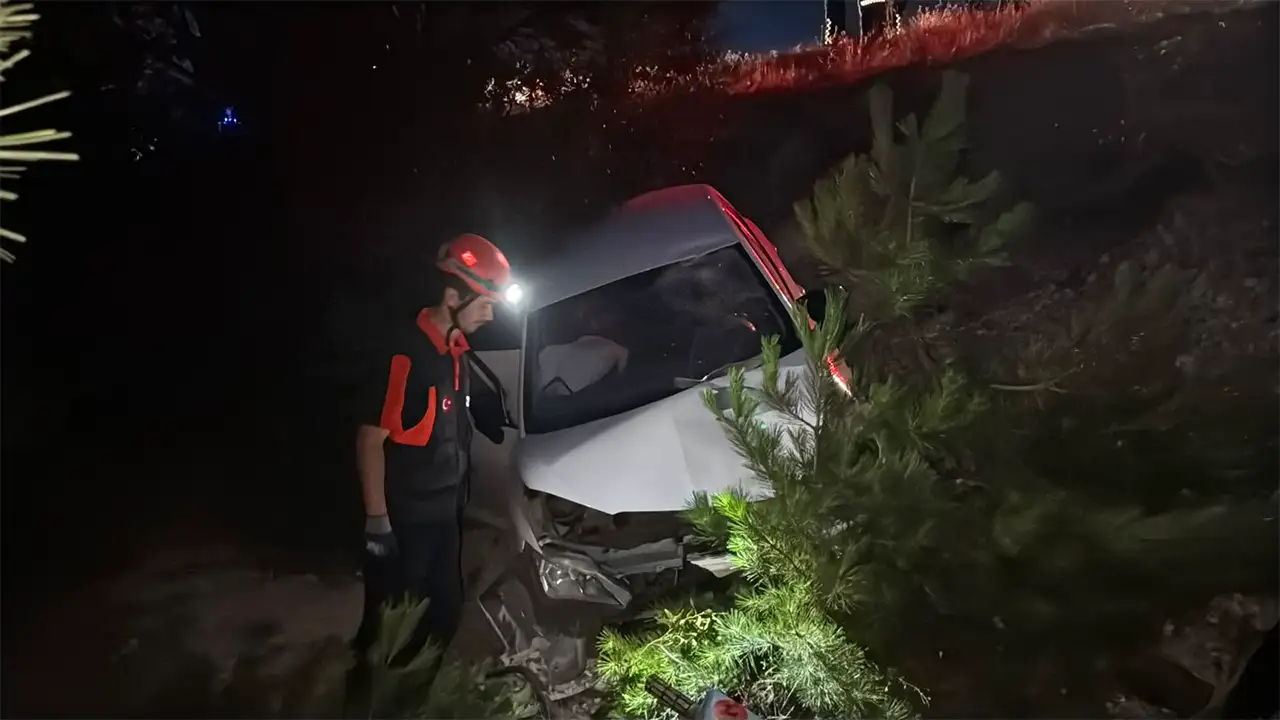 Kütahya’da Çarpışan Otomobil Ile Motosiklet Şarampol‘e Uçtu5