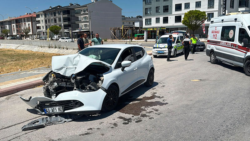 Kütahya'da Duvara Çarpan Otomobilin Genç Sürücüsü Yaralandı (1)-2