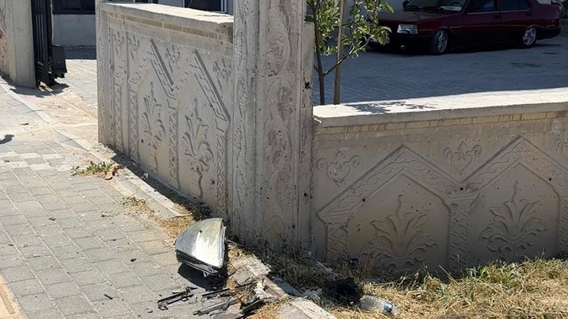 Kütahya'da Duvara Çarpan Otomobilin Genç Sürücüsü Yaralandı (3)