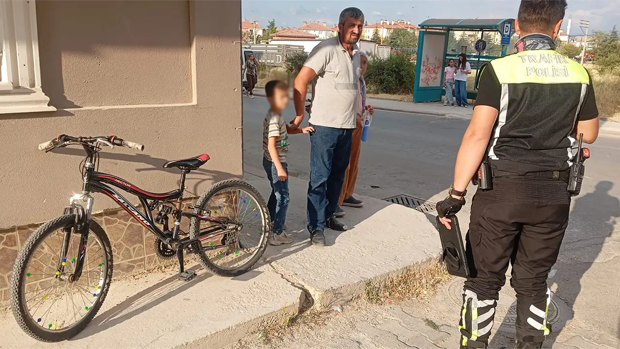 Kütahya’da Hafif Ticari Araç, Bisikletle Çarpıştı5