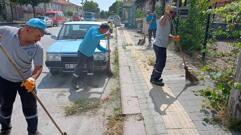 Kütahya'da Kaldırımlarda Kapsamlı Temizlik Devam Ediyor (3)