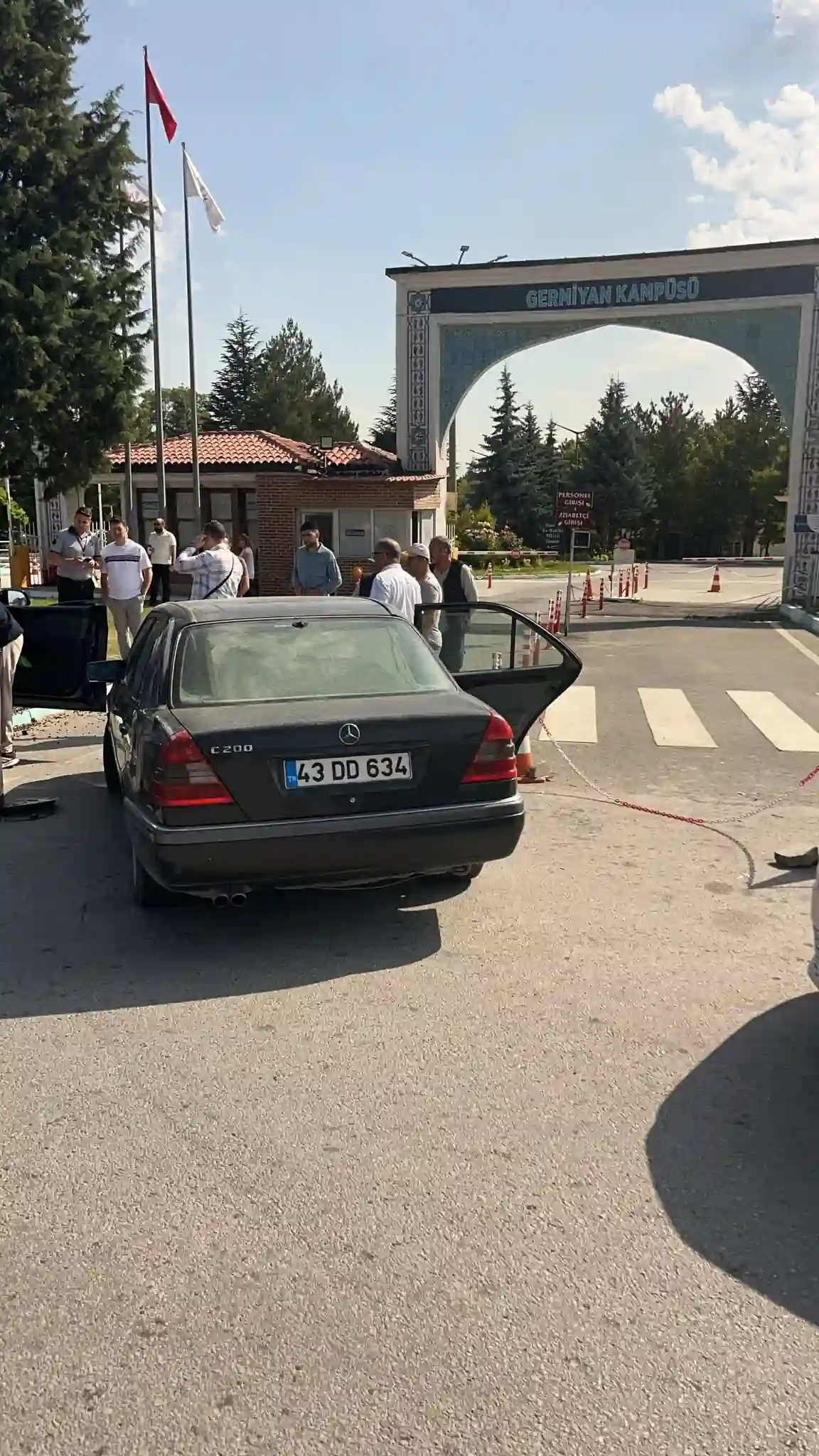 Kütahya’da Kontrolden Çıkan Otomobil Levhaya Çarptı 1