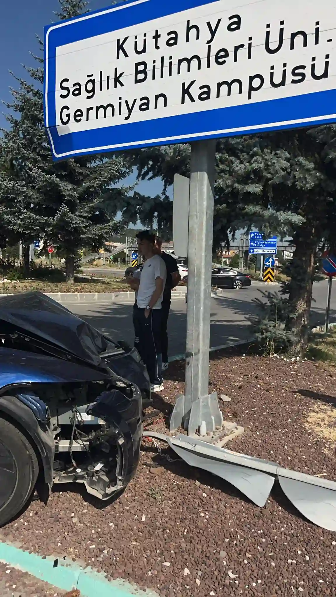 Kütahya’da Kontrolden Çıkan Otomobil Levhaya Çarptı