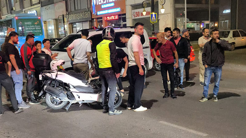 Kütahya’da Motosiklet Hafif Ticari Araçla Çarpıştı, Sürücü Yaralı (2)